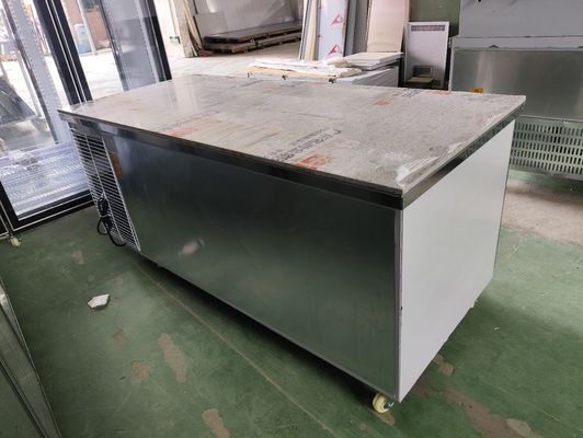 Sob o balcão frigorífico para restaurante mesa de trabalho comercial com porta de vidro